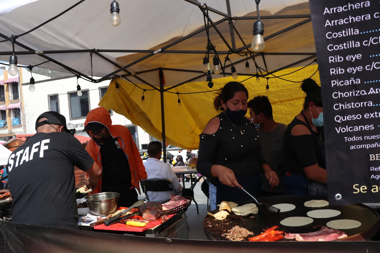 Llegan cientos a Feria del Taco en Pachuca