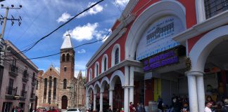 Protestan comerciantes con bloqueo por retiro de rejas