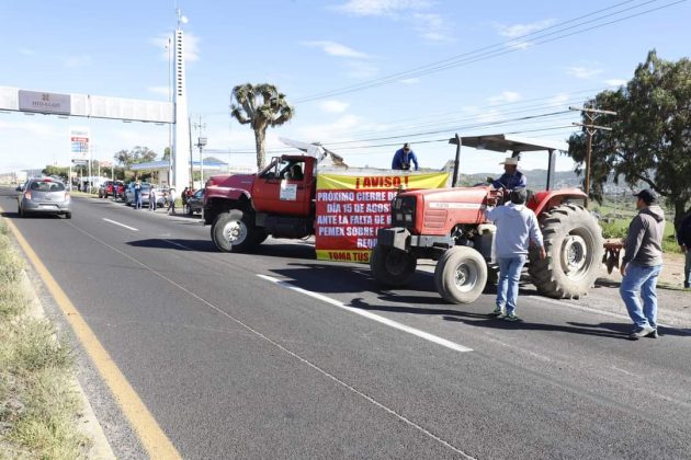 Bloquean carretera y exigen que Pemex informe sobre presunto uso de parcelas