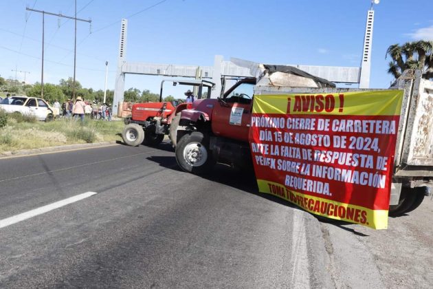 Bloquean carretera y exigen que Pemex informe sobre presunto uso de parcelas