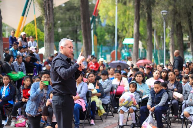 Entrega Ba&ntilde;os y Monta&ntilde;o m&aacute;s de 800 becas W-15