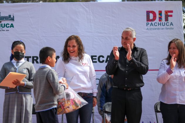 Entrega Ba&ntilde;os y Monta&ntilde;o m&aacute;s de 800 becas W-15