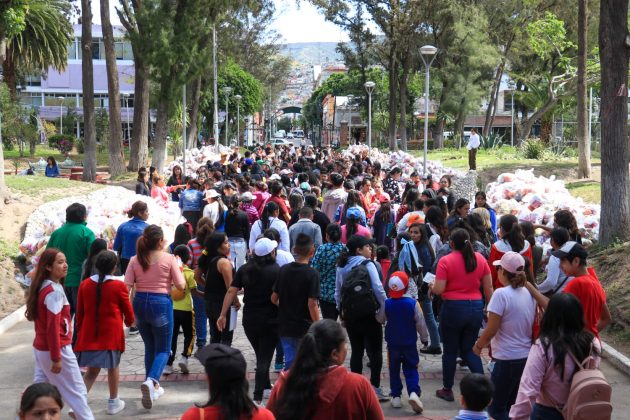 Entrega Ba&ntilde;os y Monta&ntilde;o m&aacute;s de 800 becas W-15