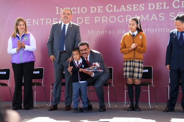 Arranca distribuci&oacute;n de 500 mil &uacute;tiles escolares y uniformes en Hidalgo