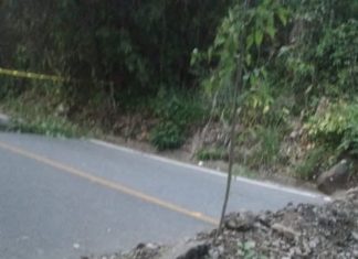 Destruyen carretera pobladores de Mecatlán; exigen presupuesto para fiesta patronal
