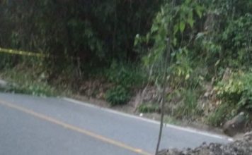 Destruyen carretera pobladores de Mecatlán; exigen presupuesto para fiesta patronal