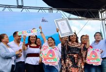 Elizabeth Quintar, titular de Turismo de Hidalgo e Imelda Cuellar, alcaldesa de Actopan celebran el récord Guinness