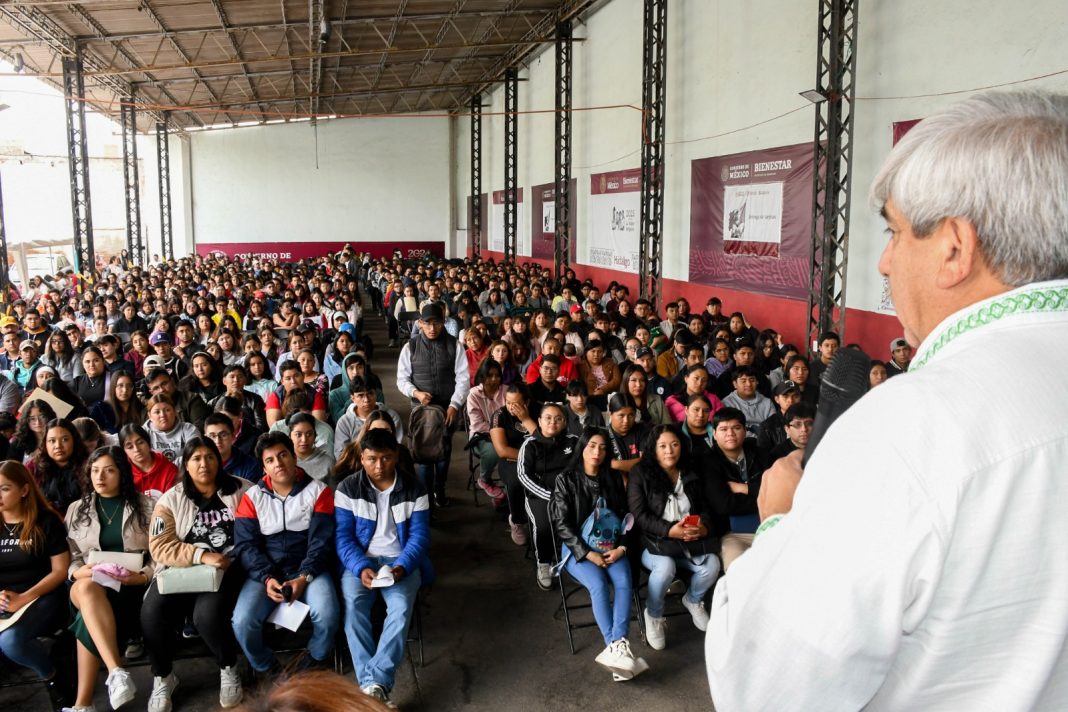 Los jóvenes reciben su plástico