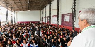Los jóvenes reciben su plástico