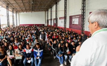 Los jóvenes reciben su plástico
