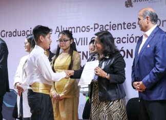 Edda Vite Ramos, presidenta del Patronato del Sistema DIF Hidalgo, reconoció a los egresados de 23 municipios de la entidad