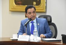 Van por un recinto austero y moderno