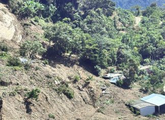 Buscan a una menor entre los escombros en Tianguistengo