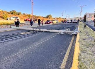 Paraliza circulación vial un poste caído sobre carretera Pachuca-Tulancingo
