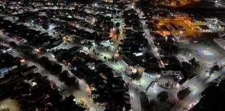 Vista aérea nocturna de las calles iluminadas con tecnología LED en las colonias Jardines de la Hacienda y Bosques del Peñar en Pachuca.
