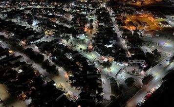 Vista aérea nocturna de las calles iluminadas con tecnología LED en las colonias Jardines de la Hacienda y Bosques del Peñar en Pachuca.
