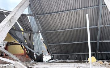 Granizo provoca colapso de salón comunitario en Zimapán; no hay heridos