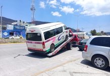 Amaga chofer de transporte público con agredir con machete a automovilista