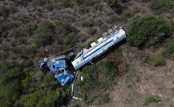 Cierran carretera federal ante volcadura de pipa que transportaba combustible