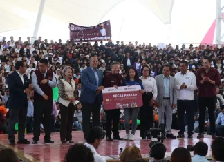 Gobierno estatal beca a más de 17 mil universitarios
