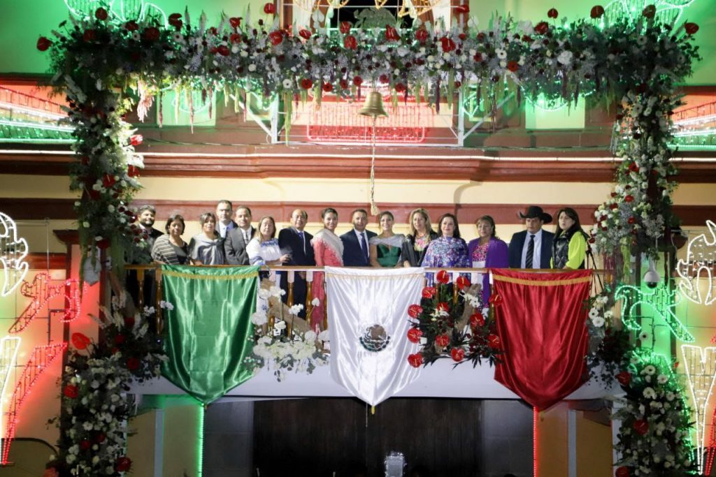 Encabeza Mundo Tlatehui Tradicional Grito De Independencia En El Zócalo De San Andrés Cholula 1704