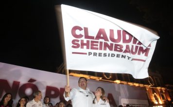 Festejan su triunfo Alejandro Armenta y Pepe Chedraui en el Zócalo de Puebla