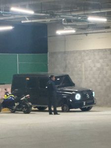 ¡Sin llantas! Así dejan camioneta de lujo en inauguración del Walmart más grande