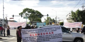 Bloquean Bulevar Municipio Libre; exigen pago por sus tierras