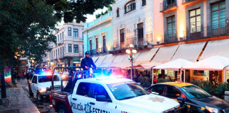 Policía estatal detenido tras ser captado golpeando a su expareja en Puebla