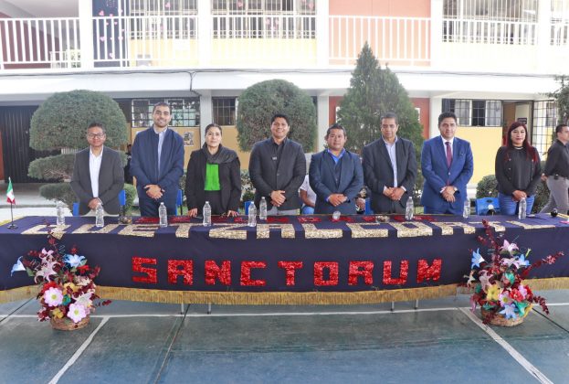 Entrega Omar Mu&ntilde;oz contenedor de basura en la secundaria Quetzalc&oacute;atl