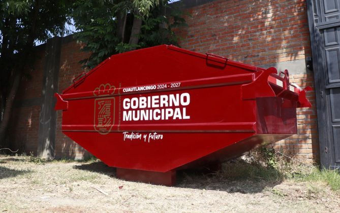 Entrega Omar Mu&ntilde;oz contenedor de basura en la secundaria Quetzalc&oacute;atl