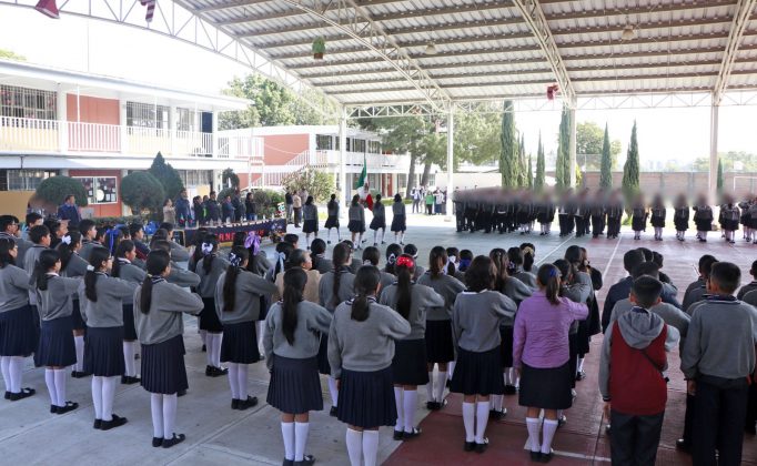 Entrega Omar Mu&ntilde;oz contenedor de basura en la secundaria Quetzalc&oacute;atl