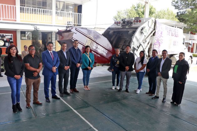 Entrega Omar Mu&ntilde;oz contenedor de basura en la secundaria Quetzalc&oacute;atl
