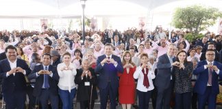 “Después de 19 años aquí está la Casa del Abue, viva y fuerte para todos ustedes”, afirmó el gobernador Alejandro Armenta al conmemorar un nuevo aniversario del Centro de Gerontología. Además anunció que ya pidió al director del Sistema Estatal del DIF, Raymundo Atanacio Luna, que prepare una iniciativa constitucional para que en el Estado sea obligatoria la instalación de una unidad gerontológica en cada uno de los 217 municipios. El mandatario poblano recordó que hace 19 años como director del DIF Estatal inició el proyecto, y explicó que la palabra "Abue" significa asistencia, beneficio, unidad y esperanza, y fue así como se conjugaron los conceptos de las estancias de día y crearon la dimensión de una casa con todos los servicios de atención, en beneficio de las y los adultos mayores. Alejandro Armenta señaló que se debe reconocer la obra pública, independientemente de los partidos políticos, ya que no se trata de destruir lo que hizo una administración. "Los gobiernos tenemos la obligación de darle mantenimiento a la obra pública. Le pido a la coordinadora de la Casa que ponga los nombres de quienes fundaron las Casas del Abue, porque no tenemos fobia, ni filia, tenemos Amor a Puebla", puntualizó. Destacó que la "Casa del Abue" se instauró con el objetivo de que fuera cercana para quienes sienten abandono. En este sentido, el titular del ejecutivo recordó que en la capital poblana se edificarán cuatro inmuebles más con todos los servicios. Alejandro Armenta llamó a las y los delegados a atender a cada uno de los abuelitos y abuelitas e incorporarlos al Programa de Adultos Mayores del Gobierno Federal que encabeza la presidenta Claudia Sheinbaum, además pidió hacer más territorio y menos escritorio en favor de las personas adultas mayores. También estuvieron presentes la presidenta del Patronato del Sistema Estatal DIF, Ceci Arellano; el secretario de Seguridad Pública, el vicealmirante Francisco Sánchez González; el titular de Bienestar, Javier Aquino Limón; el secretario de Salud, Carlos Alberto Olivier Pacheco; el director del DIF, Raymundo Atanacio Luna; el presidente municipal de Puebla, José Chedraui y la presidenta del Patronato del Sistema Municipal DIF, María Elise Budib.