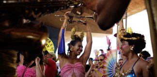 Desfiles y festejos en el último día oficial del Carnaval Brasileño 2025