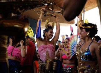 Desfiles y festejos en el último día oficial del Carnaval Brasileño 2025