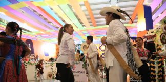Más de 300 artistas han participado en actividades del pabellón turístico de la Feria
