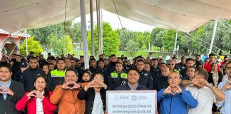 Cuautlancingo entrega apoyos y seguro a policías