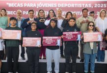 San Pedro Cholula entregó becas a jóvenes universitarios y deportistas