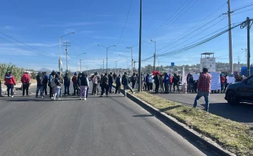 Familiares de internos bloquean Camino al Batán, denuncian abusos en penal de San Miguel
