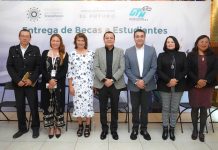 Entregan gobierno de Texmelucan y UTH 50 becas a estudiantes destacados