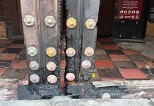 Dos hombres prendieron fuego a una de las puertas de la Catedral de Puebla