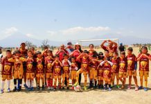 Tonantzin Fernández entrega uniformes a equipo de fútbol infantil de San Pedro Cholula