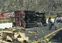 Volcadura de torton en la Cuacnopalan-Oaxaca deja cuatro muertos y tres heridos