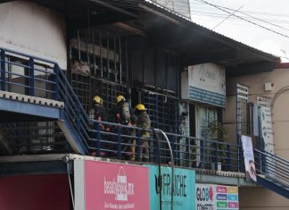 Tres locales calcinados y 150 personas evacuadas; el saldo de un incendio al sur de la ciudad