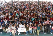 Tonantzin Fernández entrega tarjetas de la Beca Universal «Rita Cetina» en San Pedro Cholula
