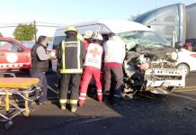 Bomberos de SSC brindan atencion a conductor atrapado tras accidente