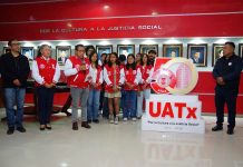 Estudiantes de Diseño Gráfico entregan al Rector obra conmemorativa por los 50 años de la UATx