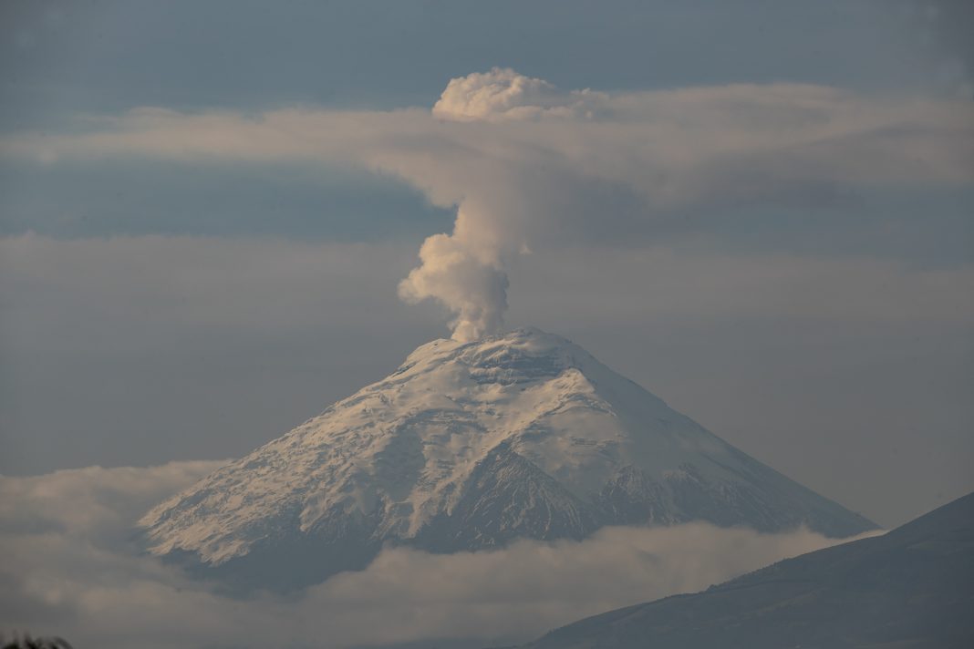 Cae ceniza en localidades de Ecuador cercanas al volcán Cotopaxi