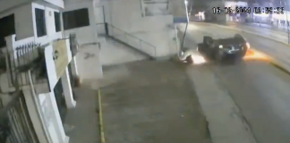 Carro de lujo choca contra un poste
